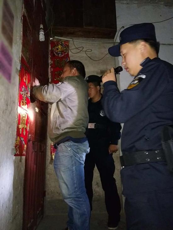 罗甸县粗心妈妈误将幼女锁家中 